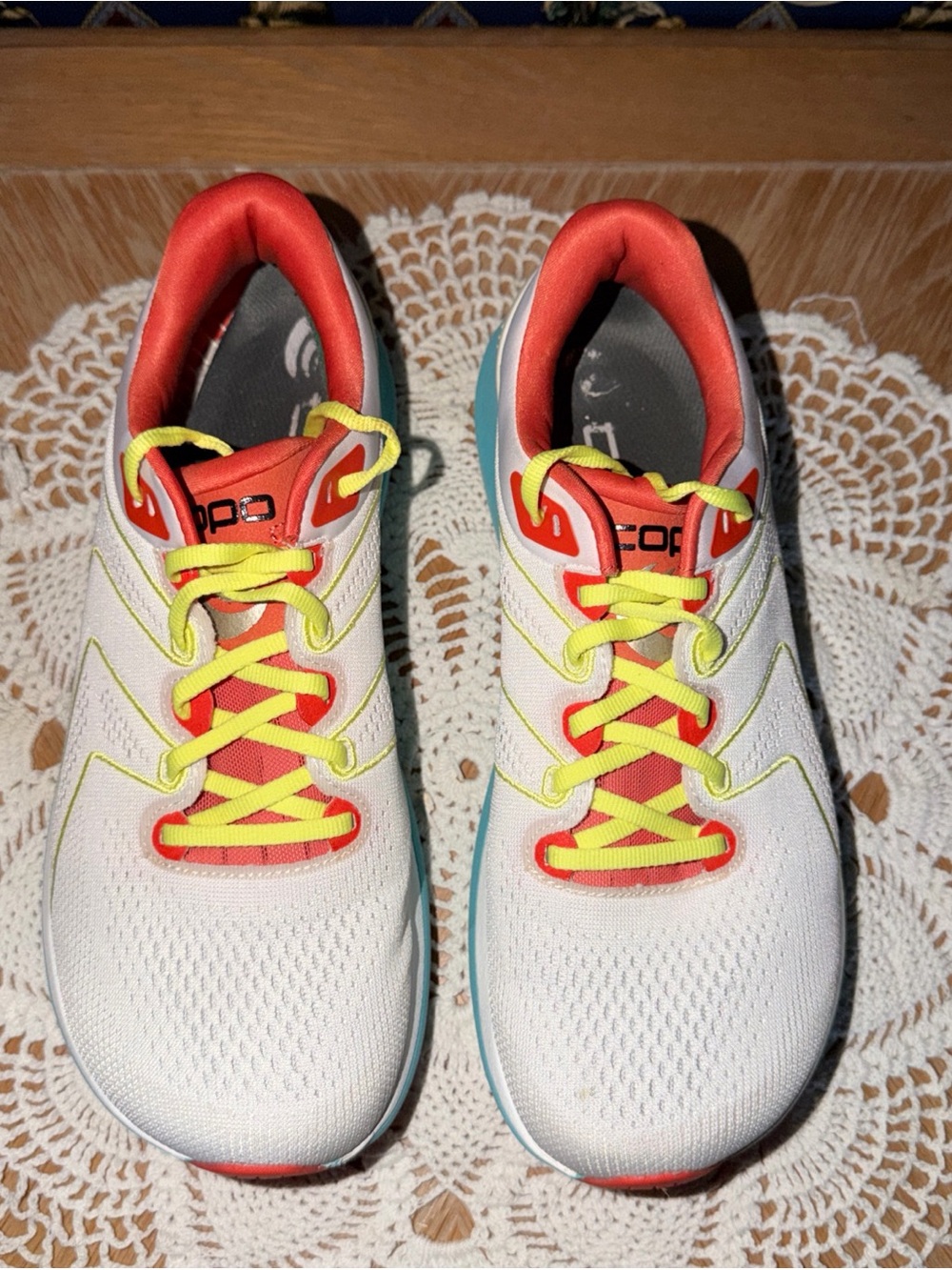 Women Topo Phanthom 2 White Running Walking Shoes Size 9